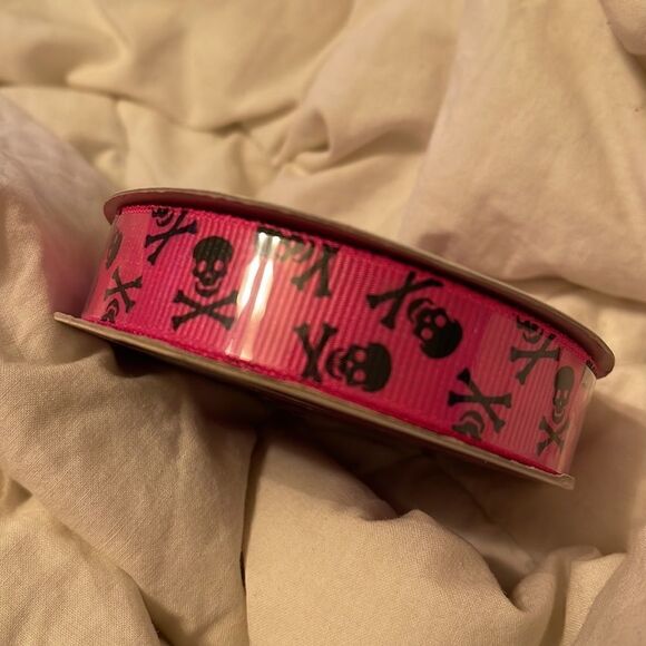 Grosgrain Ribbon 5/$20 5/8” 7 yards skulls Jolly Roger hot pink new on roll - Picture 1 of 3
